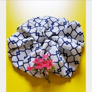 HANDMADE BLUE ANS WHITE SCRUNCHIE